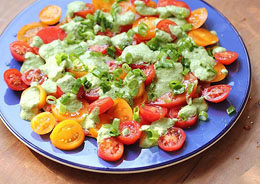 Recept: Tomatensalade met basilicum en feta-dressing